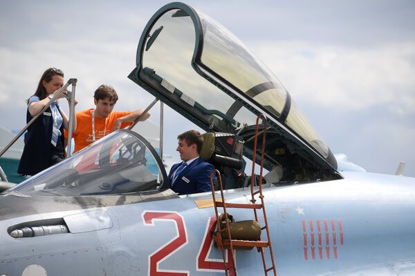 Участники Международного авиационно-космического салона МАКС-2017 в подмосковном Жуковском осматривают кабину самолета СУ-35 Участники Международного авиационно-космического салона МАКС-2017 в подмосковном Жуковском осматривают кабину самолета СУ-35