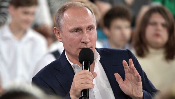 Владимир Путин во время Недетского разговора в образовательном центре для одаренных детей Сириус в Сочи. 21 июля 2017 Владимир Путин во время Недетского разговора в образовательном центре для одаренных детей Сириус в Сочи. 21 июля 2017