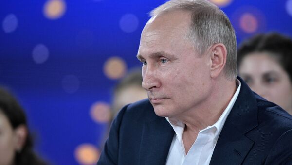 Владимир Путин во время Недетского разговора в образовательном центре для одаренных детей Сириус в Сочи. 21 июля 2017 Владимир Путин во время Недетского разговора в образовательном центре для одаренных детей Сириус в Сочи. 21 июля 2017