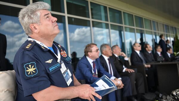 Командующий Воздушно-космическими силами РФ генерал-полковник Виктор Бондаревна на МАКС-2017 в подмосковном Жуковском Командующий Воздушно-космическими силами РФ генерал-полковник Виктор Бондаревна на МАКС-2017 в подмосковном Жуковском