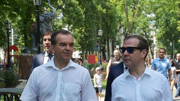 Дмитрий Медведев и губернатор Краснодарского края Вениамин Кондратьев во время посещения сквера Дружбы народов в Краснодаре. 24 июля 2017 Дмитрий Медведев и губернатор Краснодарского края Вениамин Кондратьев во время посещения сквера Дружбы народов в Краснодаре. 24 июля 2017