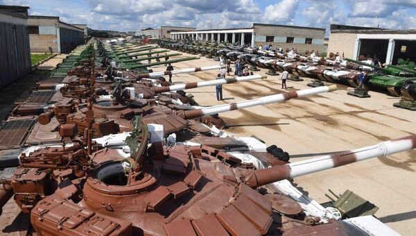 Танки Т-72 и Т-72БМЭ перед началом репетиции международного этапа конкурса Танковый биатлон Армейских международных игр -2017 в Алабино Танки Т-72 и Т-72БМЭ перед началом репетиции международного этапа конкурса Танковый биатлон Армейских международных игр -2017 в Алабино