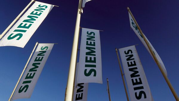 Флаги с логотипом компании Siemens. Архивное фото Флаги с логотипом компании Siemens. Архивное фото