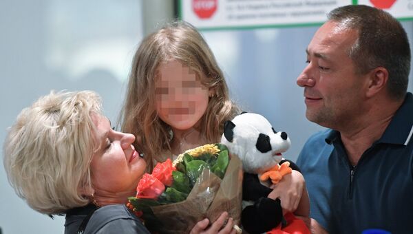Бывший свекр Светланы Ухановой Валерий Уханов с внучкой Лизой в аэропорту Москвы. 26 июля 2017 Бывший свекр Светланы Ухановой Валерий Уханов с внучкой Лизой в аэропорту Москвы. 26 июля 2017