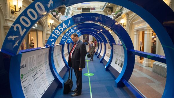 Посетители на выставке, посвященной строящемуся мосту через Керченский пролив, в московском ГУМе на Красной площади. 27 июля 2017 Посетители на выставке, посвященной строящемуся мосту через Керченский пролив, в московском ГУМе на Красной площади. 27 июля 2017