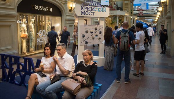 Посетители на выставке, посвященной строящемуся мосту через Керченский пролив, в московском ГУМе на Красной площади. 27 июля 2017 Посетители на выставке, посвященной строящемуся мосту через Керченский пролив, в московском ГУМе на Красной площади. 27 июля 2017