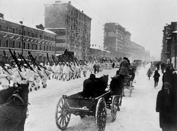 Лыжные отряды Красной Армии направляются на фронт. 1942 год Лыжные отряды Красной Армии направляются на фронт. 1942 год
