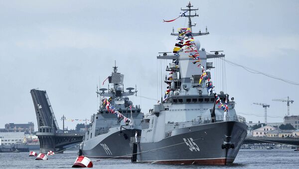 Сторожевой корабль Стойкий и десантный катер проекта 1176 Акула во время парада в честь Дня Военно-Морского Флота России в Санкт-Петербурге. 30 июля 2017 Сторожевой корабль Стойкий и десантный катер проекта 1176 Акула во время парада в честь Дня Военно-Морского Флота России в Санкт-Петербурге. 30 июля 2017