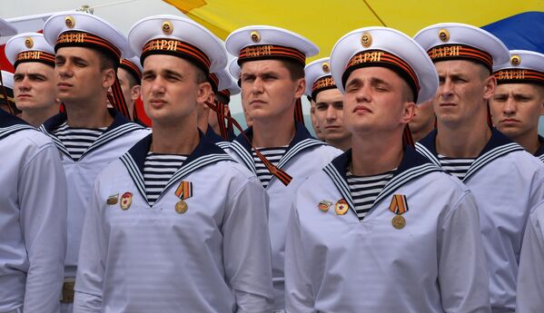 Военные моряки гвардейского ракетного крейсера Варяг во время парада кораблей, посвященного Дню Военно-морского флота России, во Владивостоке. 30 июля 2017 Военные моряки гвардейского ракетного крейсера Варяг во время парада кораблей, посвященного Дню Военно-морского флота России, во Владивостоке. 30 июля 2017