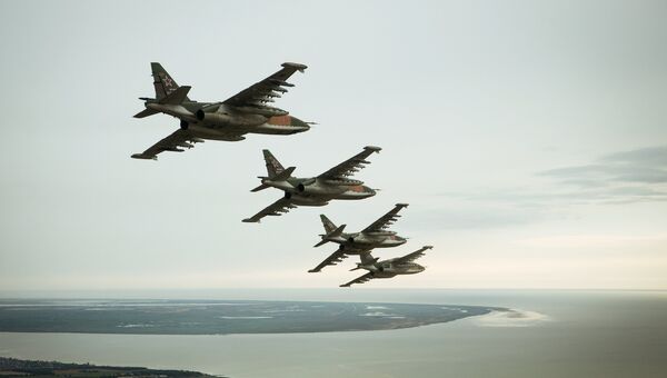 Штурмовики Су-25СМ3 во время летно-специальной подготовки экипажей штурмовиков авиационного полка Южного военного округа в Приморско-Ахтарске Штурмовики Су-25СМ3 во время летно-специальной подготовки экипажей штурмовиков авиационного полка Южного военного округа в Приморско-Ахтарске