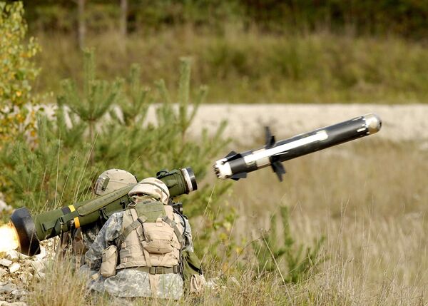 Американские военные производят выстрел из противотанкового ракетного комплекса (ПТРК) FGM-148 Javelin Американские военные производят выстрел из противотанкового ракетного комплекса (ПТРК) FGM-148 Javelin