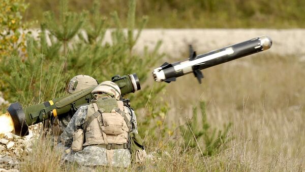 Американские военные производят выстрел из противотанкового ракетного комплекса (ПТРК) FGM-148 Javelin. Архивное фото Американские военные производят выстрел из противотанкового ракетного комплекса (ПТРК) FGM-148 Javelin. Архивное фото