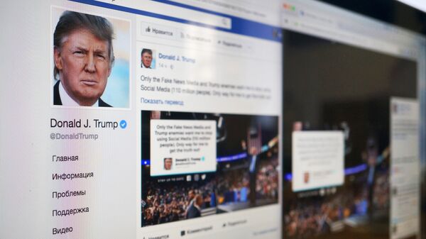 Аккаунт в Facebook Дональда Трампа на экране монитора Аккаунт в Facebook Дональда Трампа на экране монитора