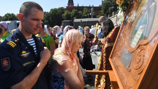 Крестный ход на Красной площади в Москве в честь празднования Дня Воздушно-десантных войск Крестный ход на Красной площади в Москве в честь празднования Дня Воздушно-десантных войск