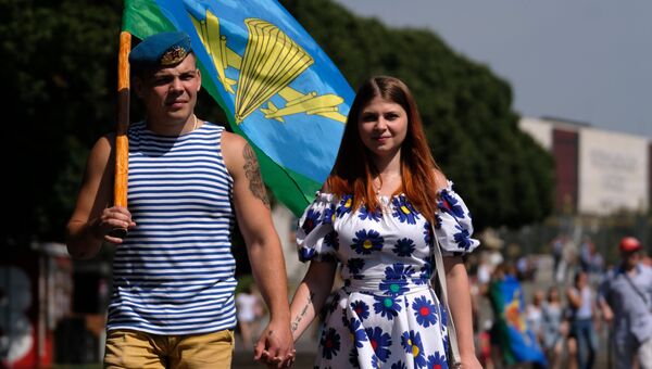 Десантник во время празднования Дня Воздушно-десантных войск в Центральном парке культуры и отдыха имени М. Горького в Москве Десантник во время празднования Дня Воздушно-десантных войск в Центральном парке культуры и отдыха имени М. Горького в Москве
