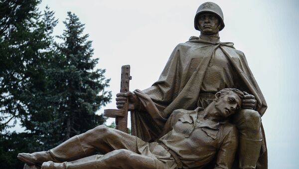 Скульптурная композиция на кладбище-мавзолее советских воинов в Варшаве. Архивное фото Скульптурная композиция на кладбище-мавзолее советских воинов в Варшаве. Архивное фото