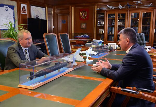 Вице-премьер РФ Дмитрий Рогозин и президент Приднестровской Молдавской республики Вадим Красносельский во время встречи в Москве. 2 августа 2017 Вице-премьер РФ Дмитрий Рогозин и президент Приднестровской Молдавской республики Вадим Красносельский во время встречи в Москве. 2 августа 2017