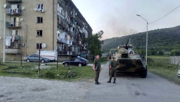 Сотрудники МЧС в районе места взрыва в селе Приморское, Абхазия. 2 августа 2017 Сотрудники МЧС в районе места взрыва в селе Приморское, Абхазия. 2 августа 2017