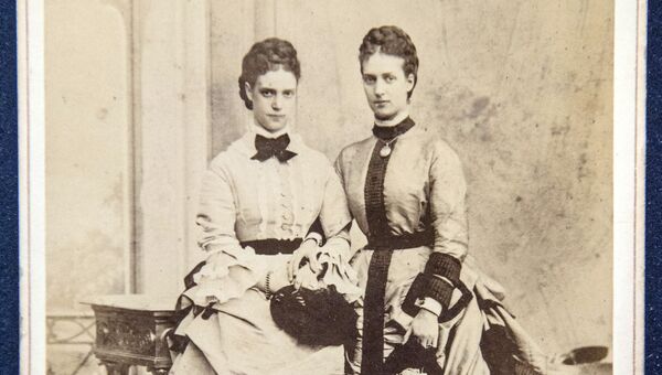 Фотография с изображением супруги императора Александра III Марии Федоровны (слева) и ее сестры Александры - документ из архива семьи Романовых, переданного музею-заповеднику Царское село Фотография с изображением супруги императора Александра III Марии Федоровны (слева) и ее сестры Александры - документ из архива семьи Романовых, переданного музею-заповеднику Царское село