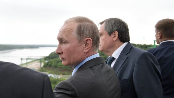 Президент РФ Владимир Путин во время осмотра Нижне-Бурейской ГЭС. 3 августа 2017 Президент РФ Владимир Путин во время осмотра Нижне-Бурейской ГЭС. 3 августа 2017