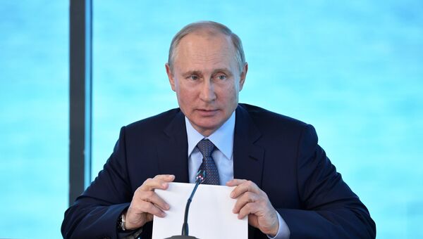 Президент РФ Владимир Путин проводит совещание в поселке Танхой в Байкальском государственном природном биосферном заповеднике. 3 августа 2017 Президент РФ Владимир Путин проводит совещание в поселке Танхой в Байкальском государственном природном биосферном заповеднике. 3 августа 2017