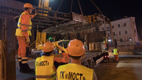 Рабочие выгружают элементы конструкции монумента Стена скорби в месте его установки на пересечении проспекта Академика Сахарова и Садового кольца Рабочие выгружают элементы конструкции монумента Стена скорби в месте его установки на пересечении проспекта Академика Сахарова и Садового кольца