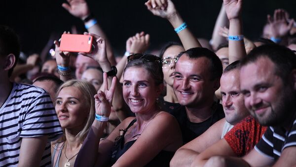 Зрители на концерте во второй день музыкального фестиваля ZBFest Зрители на концерте во второй день музыкального фестиваля ZBFest