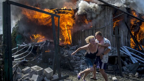 Местные жители спасаются от пожара, возникшего в результате авиационного удара вооруженных сил Украины по станице Луганская Местные жители спасаются от пожара, возникшего в результате авиационного удара вооруженных сил Украины по станице Луганская