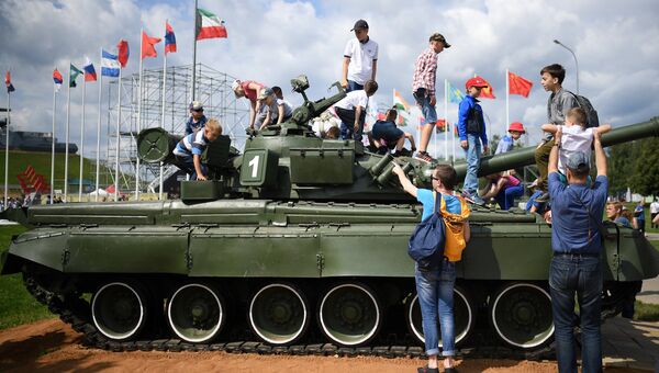 Посетители во время соревнований по танковому биатлону на полигоне Алабино Посетители во время соревнований по танковому биатлону на полигоне Алабино