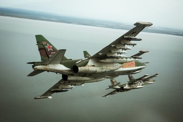 Штурмовики Су-25СМ3 во время летно-специальной подготовки экипажей штурмовиков авиационного полка Южного военного округа в Приморско-Ахтарске Штурмовики Су-25СМ3 во время летно-специальной подготовки экипажей штурмовиков авиационного полка Южного военного округа в Приморско-Ахтарске