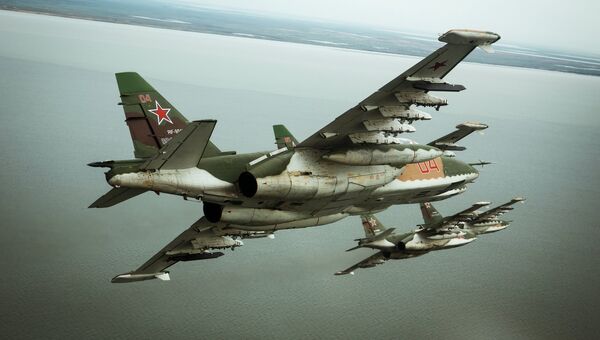 Штурмовики Су-25СМ3 во время летно-специальной подготовки экипажей штурмовиков авиационного полка Южного военного округа в Приморско-Ахтарске Штурмовики Су-25СМ3 во время летно-специальной подготовки экипажей штурмовиков авиационного полка Южного военного округа в Приморско-Ахтарске