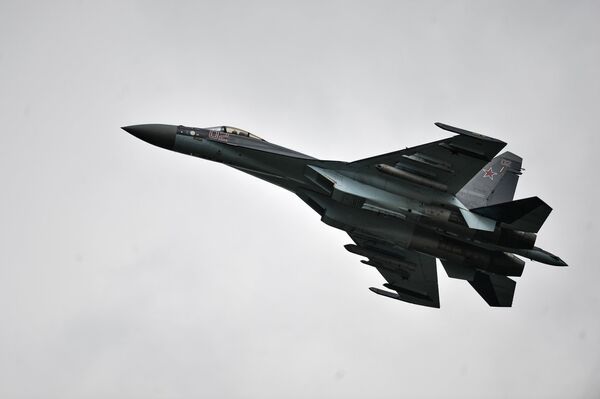 Самолет Су-35 во время показательных выступлений на всероссийском этапе международного конкурса Авиадартс-2015 в Воронеже Самолет Су-35 во время показательных выступлений на всероссийском этапе международного конкурса Авиадартс-2015 в Воронеже