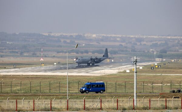 Военно-транспортный самолет ВВС США С-130 Hercules на авиабазе Инджирлик в Турции Военно-транспортный самолет ВВС США С-130 Hercules на авиабазе Инджирлик в Турции