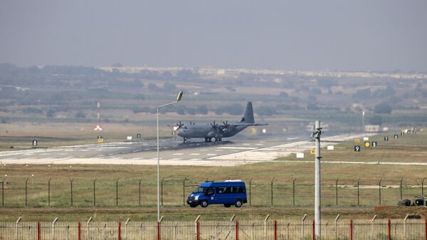 Военно-транспортный самолет ВВС США С-130 Hercules на авиабазе Инджирлик в Турции Военно-транспортный самолет ВВС США С-130 Hercules на авиабазе Инджирлик в Турции