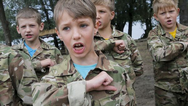 Дети в военизированном детском лагере на Украине Дети в военизированном детском лагере на Украине