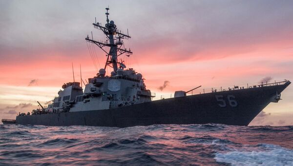 Американский эсминец Джон С. Маккейн в Южно-Китайском море Американский эсминец Джон С. Маккейн в Южно-Китайском море