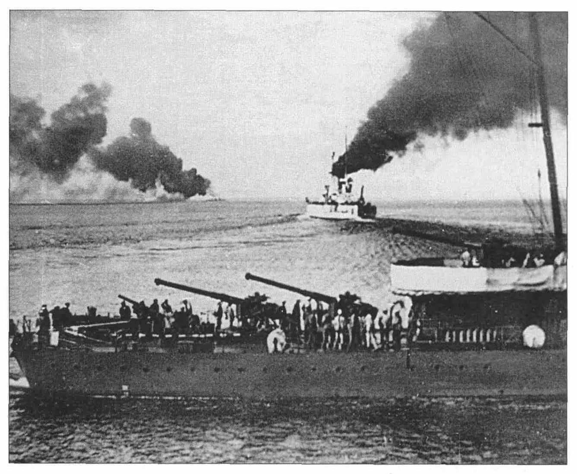 Линкор Воля уходит из Новороссийска 17 июня 1918 года. На переднем плане — оставшийся для затопления эсминец Керчь Линкор Воля уходит из Новороссийска 17 июня 1918 года. На переднем плане — оставшийся для затопления эсминец Керчь - РИА Новости, 1920, 19.10.2020