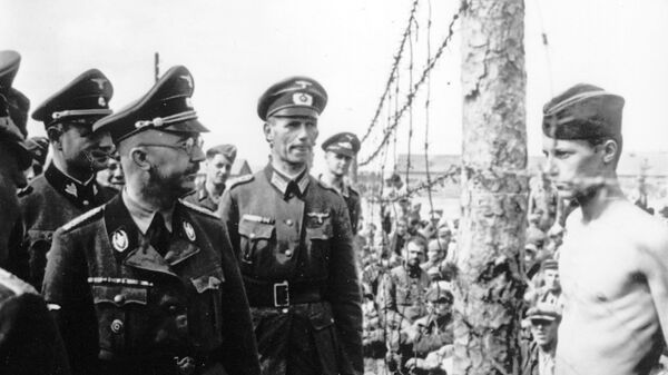 Глава СС и гестапо Генрих Гиммлер осматривает немецкий лагерь военнопленных на оккупированной территории Советского Союза Глава СС и гестапо Генрих Гиммлер осматривает немецкий лагерь военнопленных на оккупированной территории Советского Союза