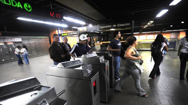 Пассажиры на станции метро в центре Каракаса, Венесуэла Пассажиры на станции метро в центре Каракаса, Венесуэла