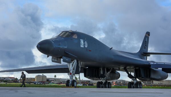 Стратегический бомбардировщик B-1B Lancer на авиабазе Андерсен на острове Гуам. 8 августа 2017 Стратегический бомбардировщик B-1B Lancer на авиабазе Андерсен на острове Гуам. 8 августа 2017