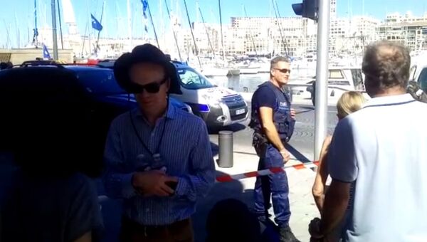 Марсельская полиция оцепила улицу, где автомобиль въехал в остановки Марсельская полиция оцепила улицу, где автомобиль въехал в остановки