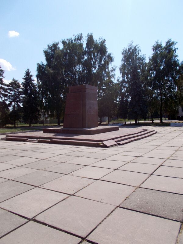 Постамент от памятника Ленину, снесенному нынешней властью Постамент от памятника Ленину, снесенному нынешней властью