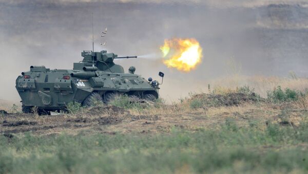 Бронетранспортер БТР-82А во время динамического показа новейших образцов военной техники в рамках Международного военно-технического форума Южного округа Армия-2017 на полигоне Кадамовский в Ростовской области Бронетранспортер БТР-82А во время динамического показа новейших образцов военной техники в рамках Международного военно-технического форума Южного округа Армия-2017 на полигоне Кадамовский в Ростовской области