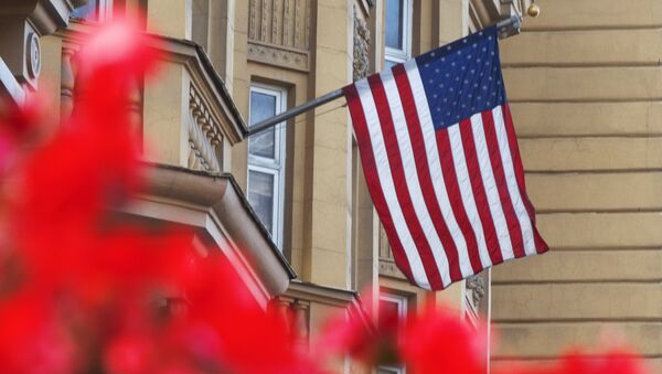 Государственный флаг США на здании американского посольства в Москве. Архивное фото Государственный флаг США на здании американского посольства в Москве. Архивное фото