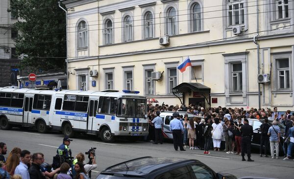 Акция в поддержку Кирилла Серебренникова у Басманного суда. 23 августа 2017 Акция в поддержку Кирилла Серебренникова у Басманного суда. 23 августа 2017