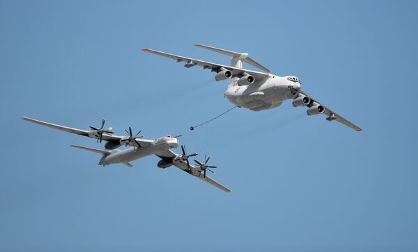 Самолёт-заправщик Ил-78 и стратегический бомбардировщик-ракетоносец Ту-95МС Самолёт-заправщик Ил-78 и стратегический бомбардировщик-ракетоносец Ту-95МС