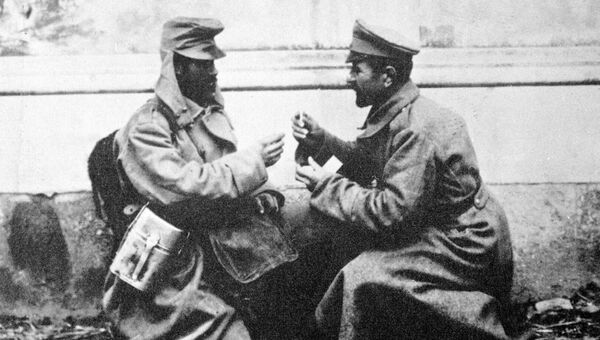 Братание австрийского и русского солдата на фронтах Первой мировой войны. 1917 год