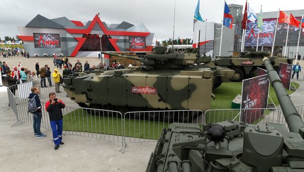 БМП Бумеранг и танк Армата на форуме Армия-2017. Архивное фото БМП Бумеранг и танк Армата на форуме Армия-2017. Архивное фото