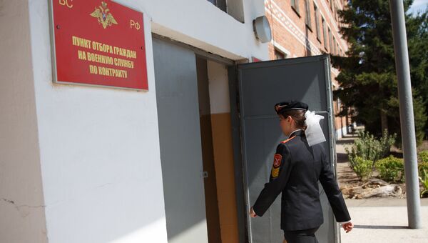 Девушка-курсант Краснодарского высшего военного авиационного училища летчиков Девушка-курсант Краснодарского высшего военного авиационного училища летчиков