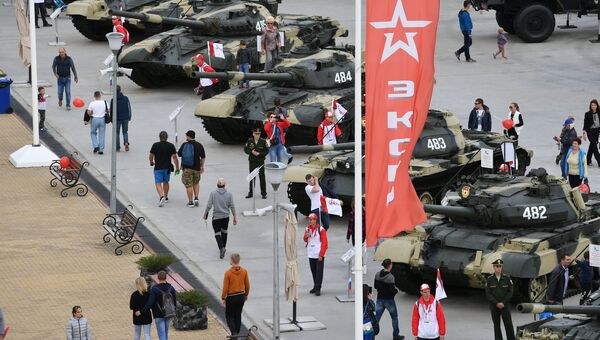 Посетители у военной техники, представленной в рамках международного военно-технического форума Армия-2017 Посетители у военной техники, представленной в рамках международного военно-технического форума Армия-2017